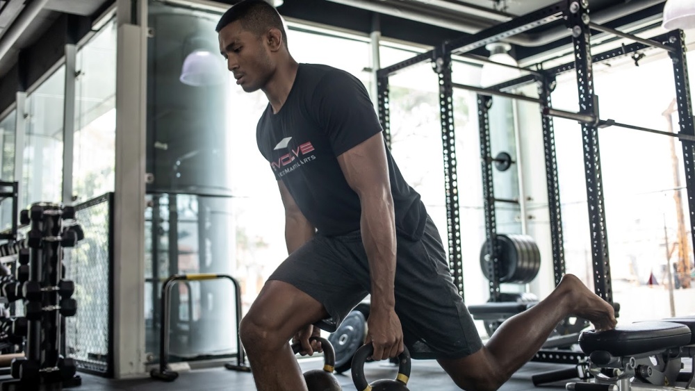Amir-kettlebell-lunges