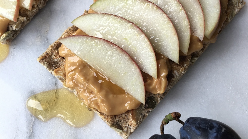 apple slices with peanut butter