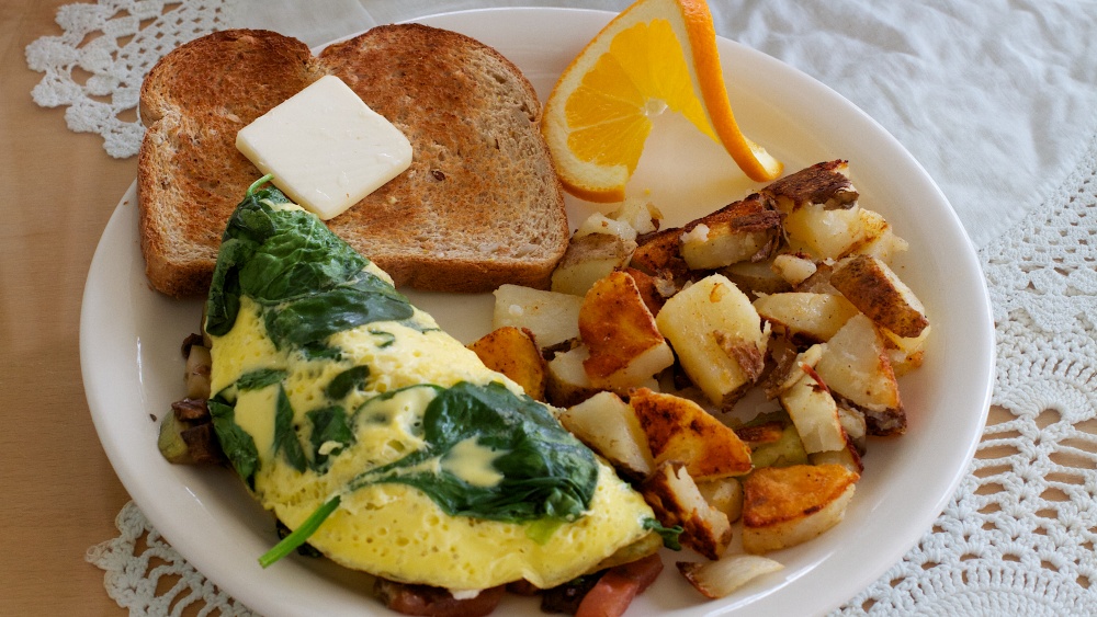 omelette with fruits and bread